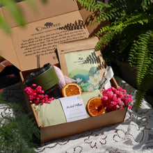 Load image into Gallery viewer, Set quà bao gồm 1 trà thảo mộc, 1 gối chườm, 1 cốc quai da