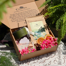 Load image into Gallery viewer, Set quà bao gồm 1 trà thảo mộc, 1 tinh dầu treo, 1 cốc khắc tên