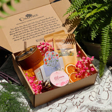 Load image into Gallery viewer, Set quà bao gồm 2 trà gói, 1 nến thơm 70g, 1 cốc khắc tên